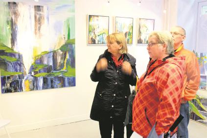 Art My Place - Galleri i Rørholmsgade - Regnvejret understregede formålet med dagen ¿ at få gæsterne til at søge ind i gallerierne, hvor de kunne se alskens kunst. Her hos Art My Place. Foto: Christian M. Olsen